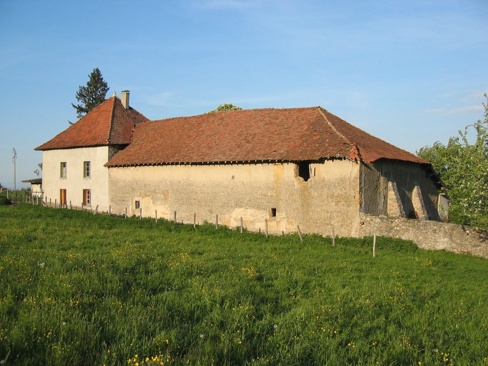 Corps de ferme en pisé dans la campagne