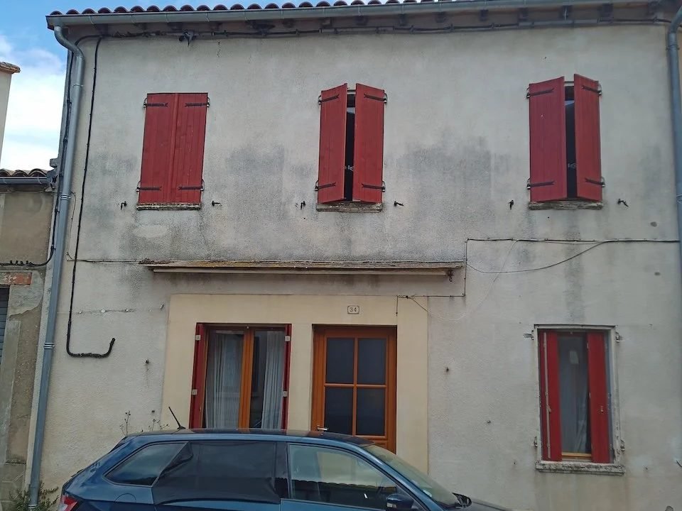 Façade de maison de ville défraîchie