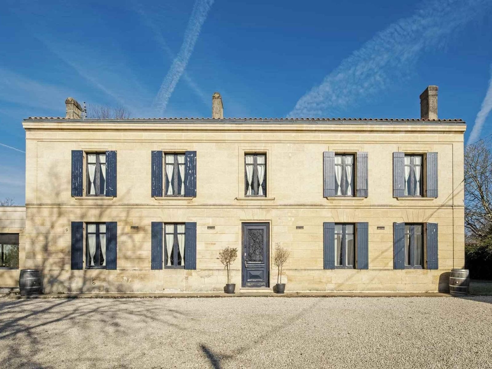 Longue façade en pierre de taille nettoyée