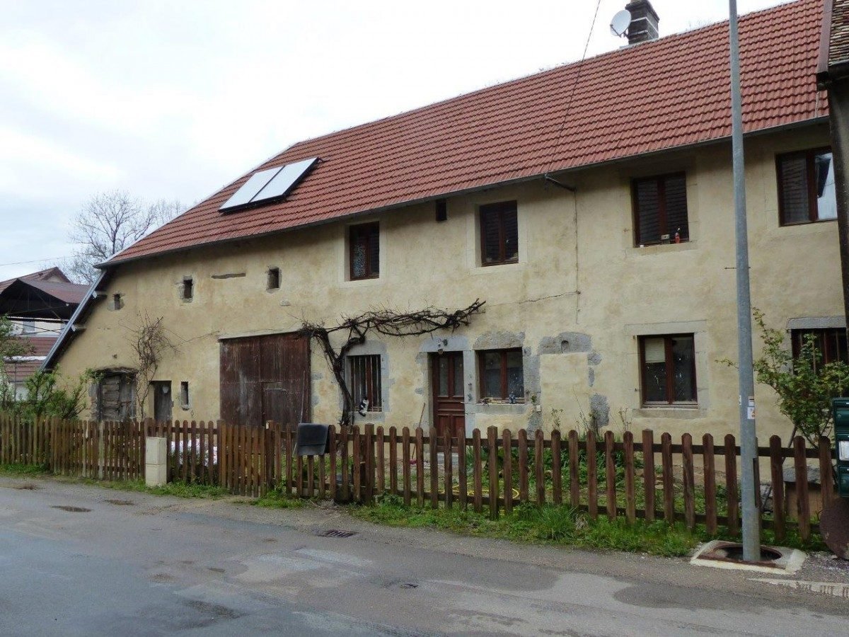 Ferme de village à l'enduit ancien