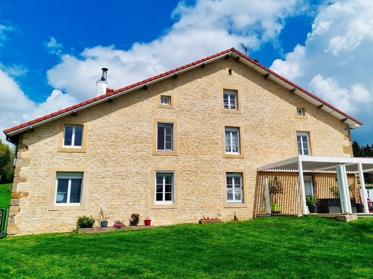 Grande maison en moellons calcaires