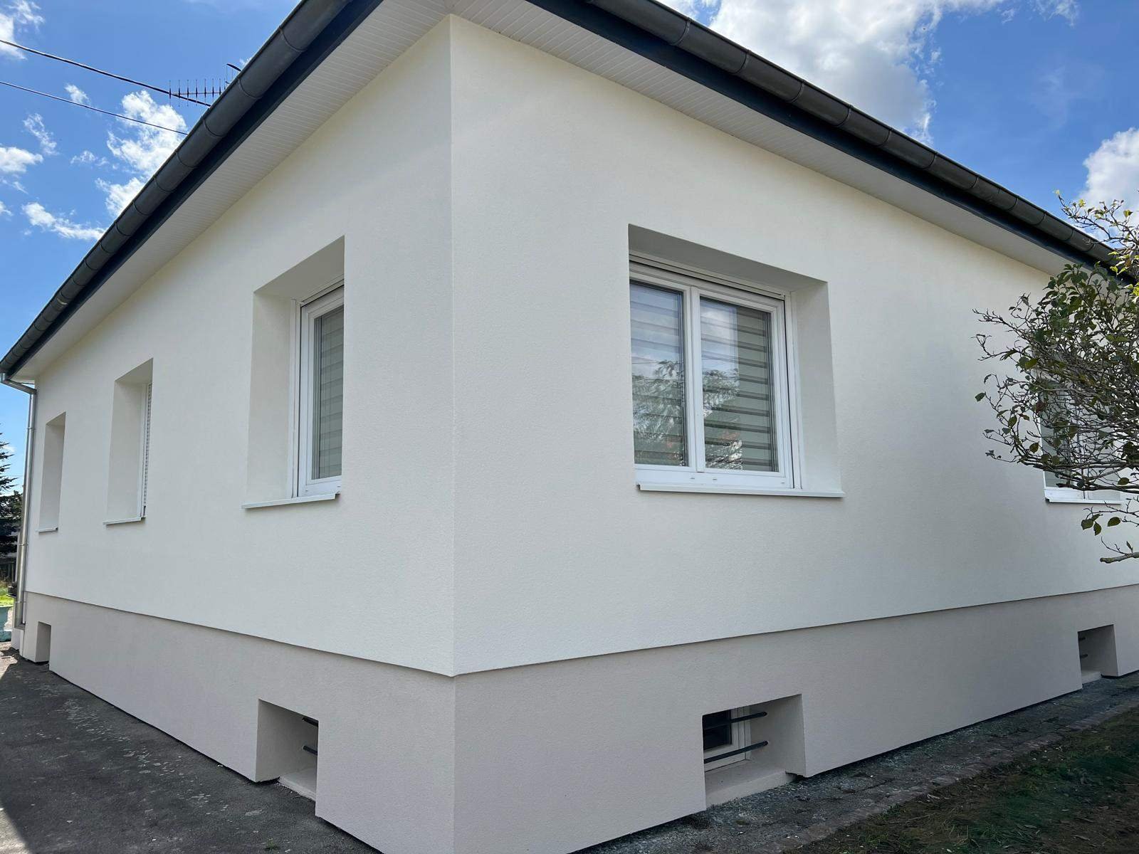 Maison blanche refaite, avec soupiraux en pied de mur