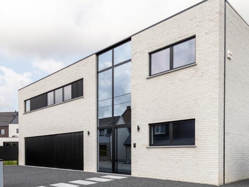 Maison moderne en brique blanche