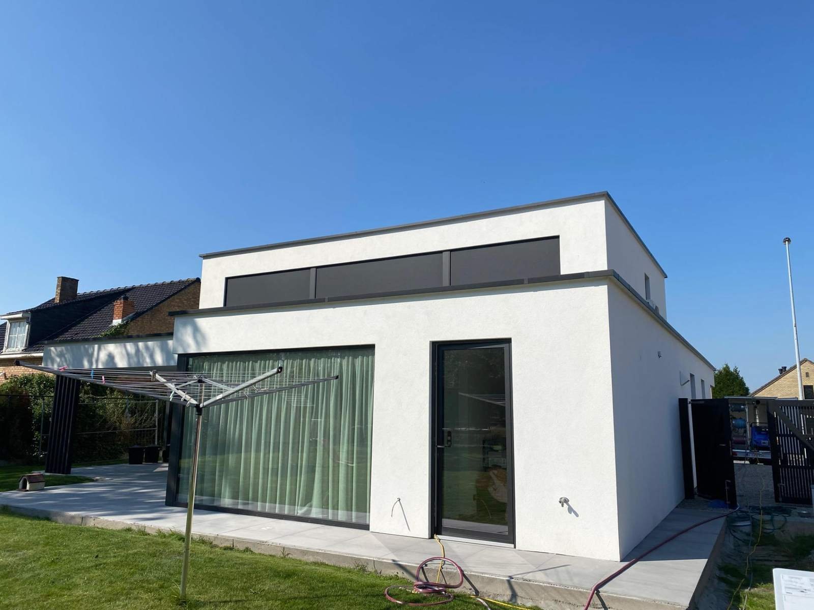 Maison contemporaine blanche à toit plat