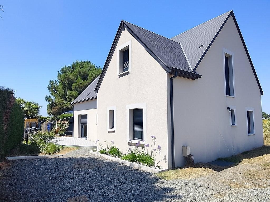 Maison contemporaine en enduit blanc lisse