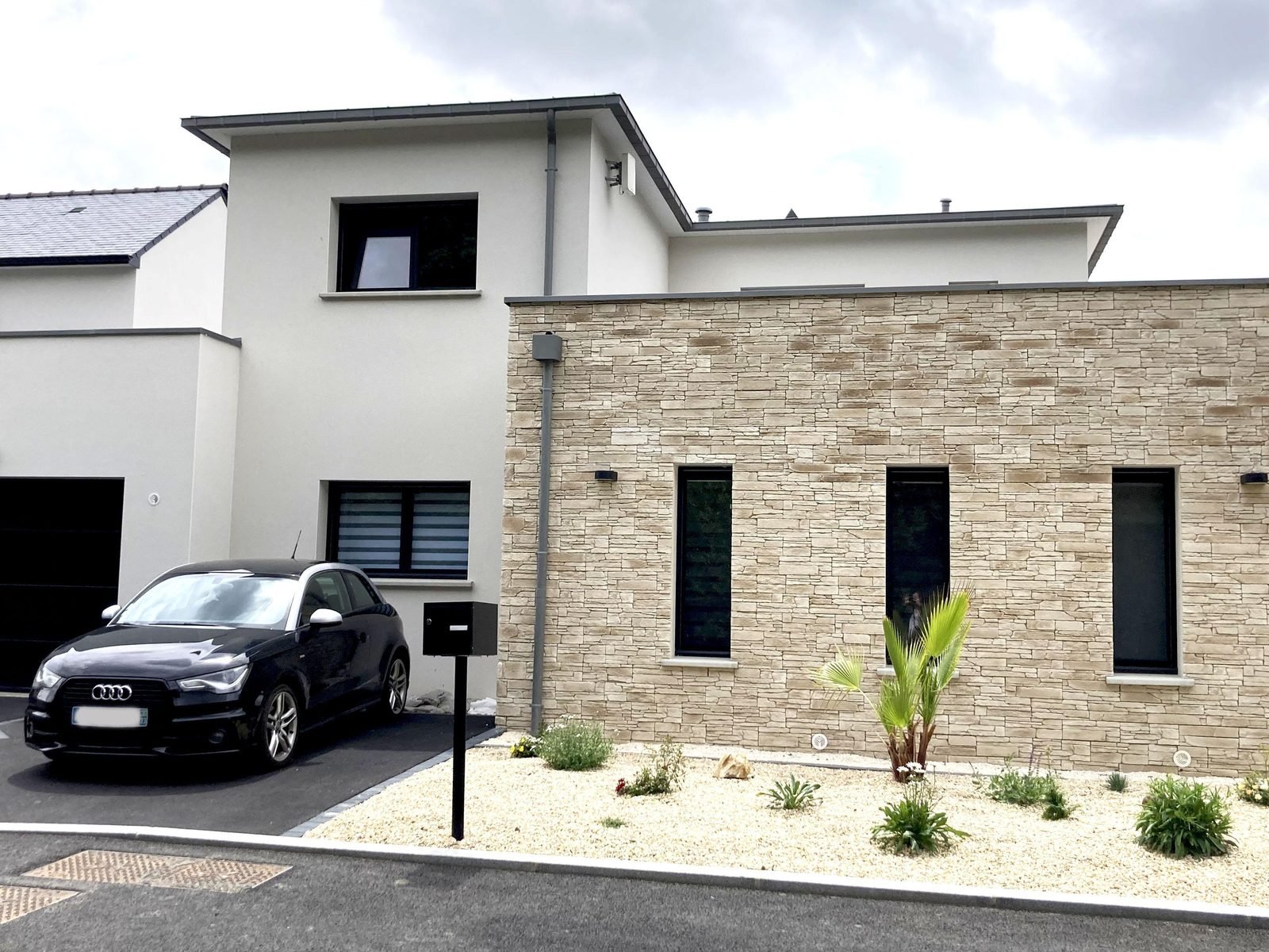 Maison contemporaine en enduit blanc et parement de pierre