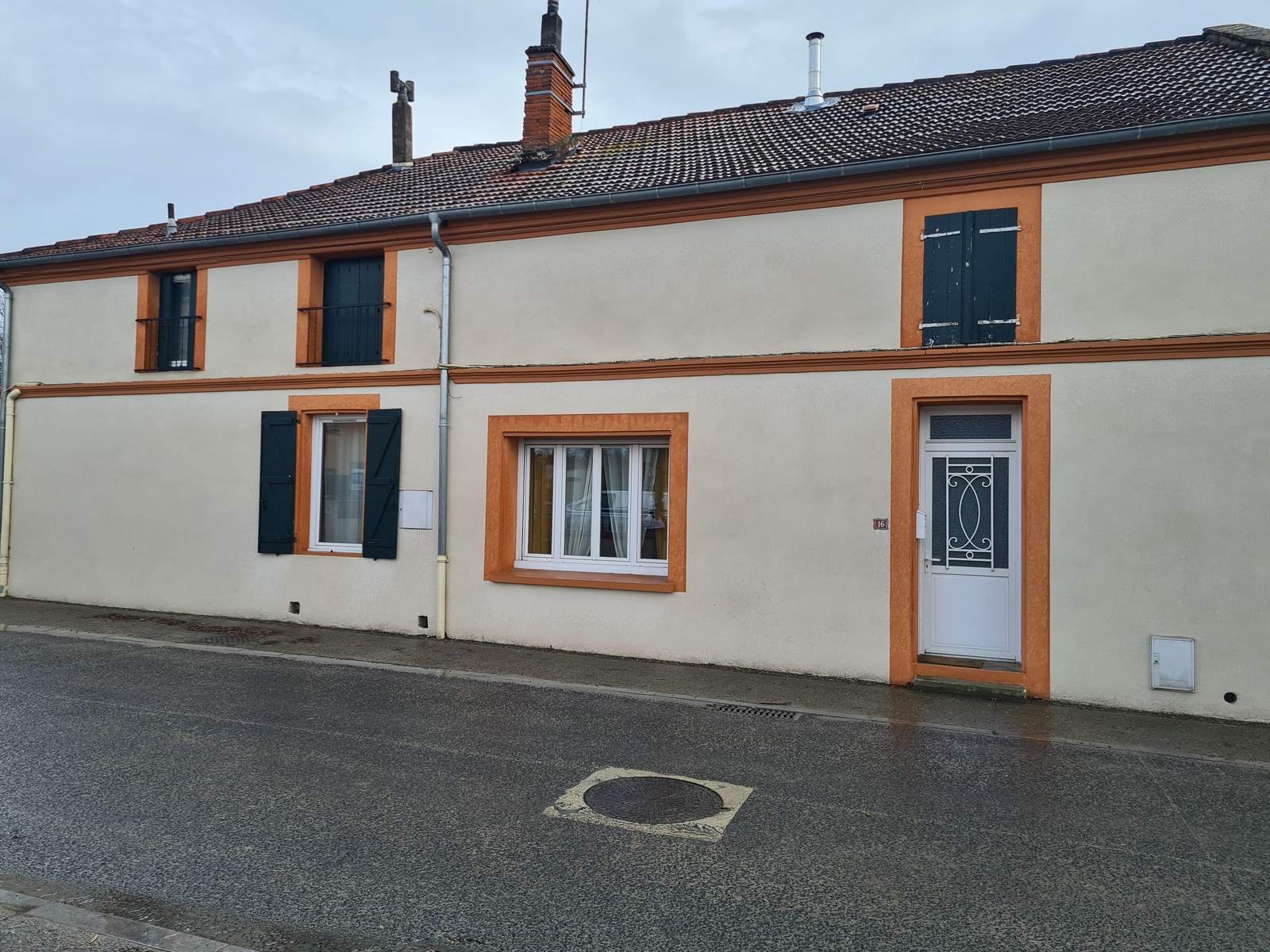 Maison de ville ravalée, encadrements orange