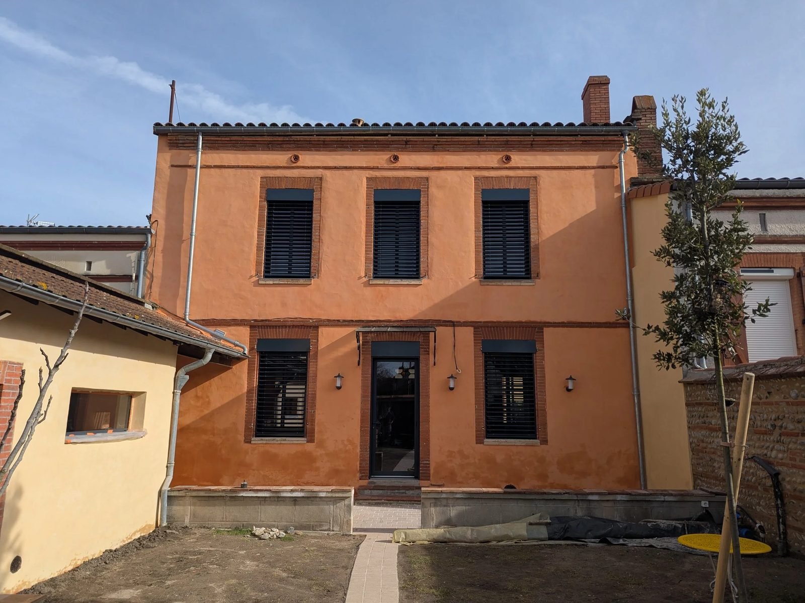 Maison de ville en enduit orangé