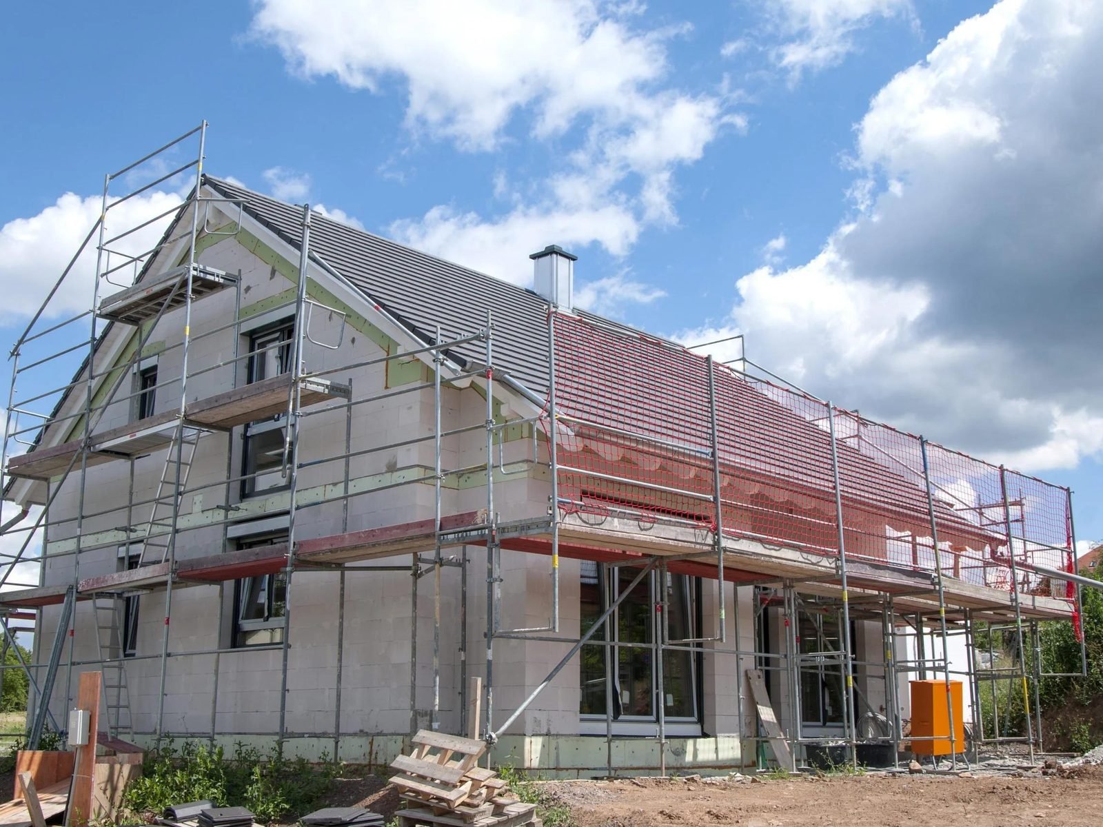 Maison sous échafaudage pendant le ravalement de sa façade