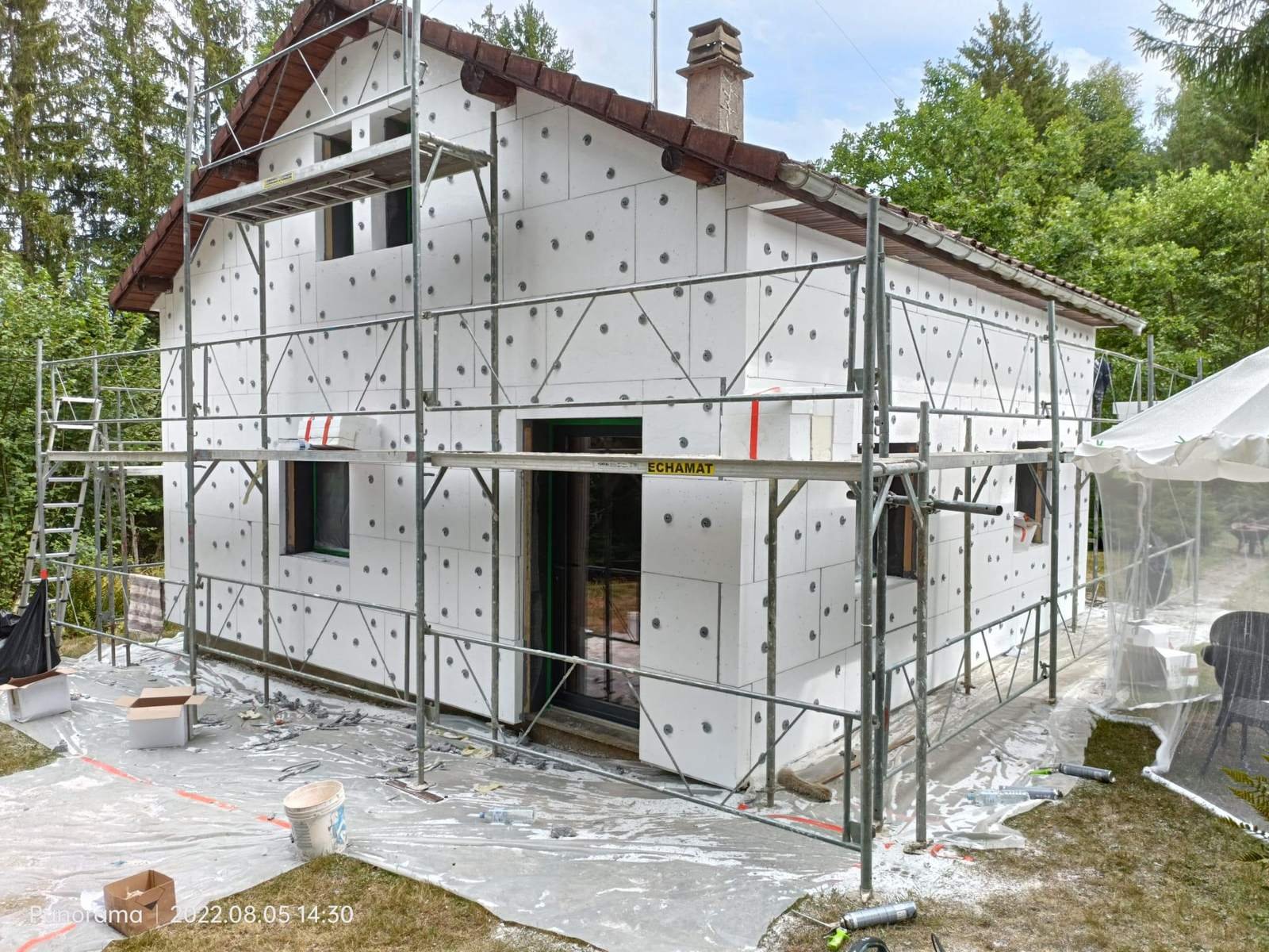 Maison entièrement isolée, panneaux chevillés avant l'enduit