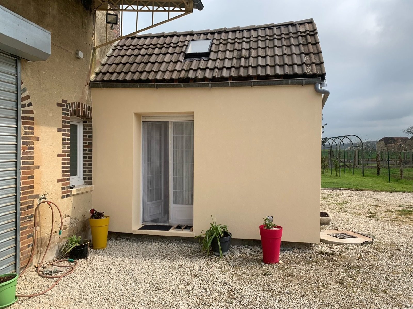 Maison isolée par l'extérieur, finition crème