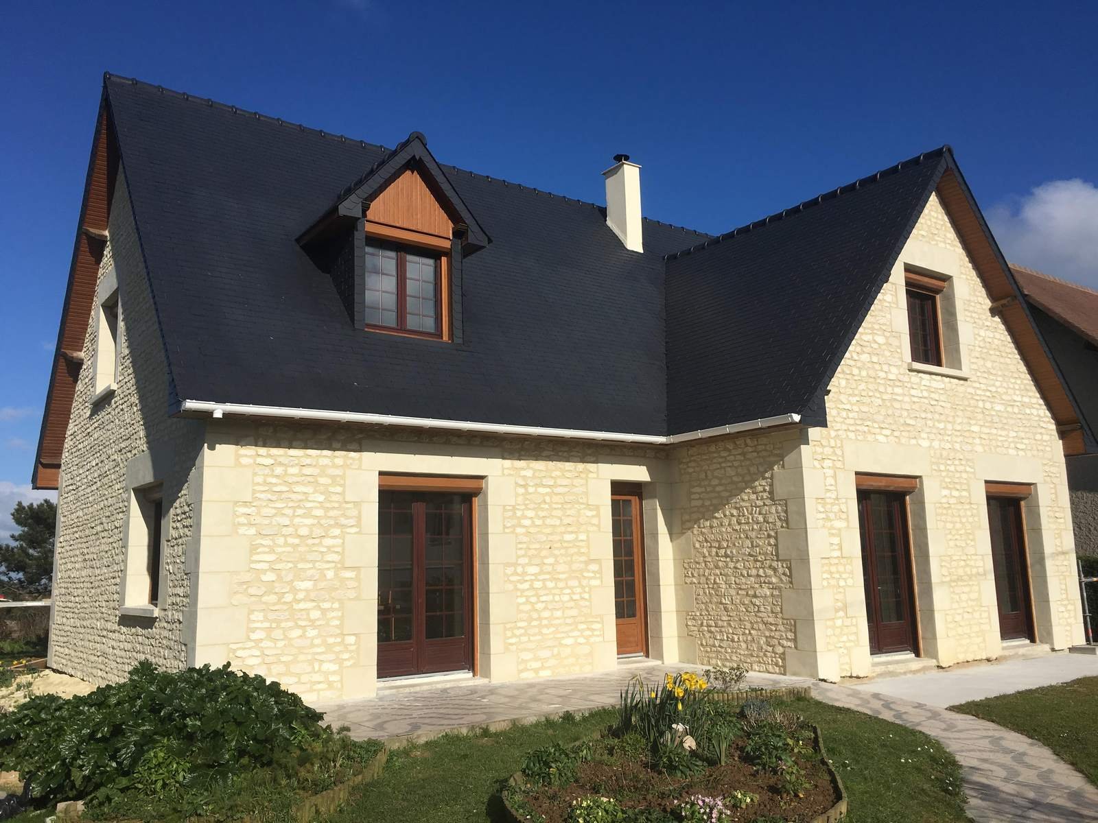 Maison en pierre calcaire à lucarnes