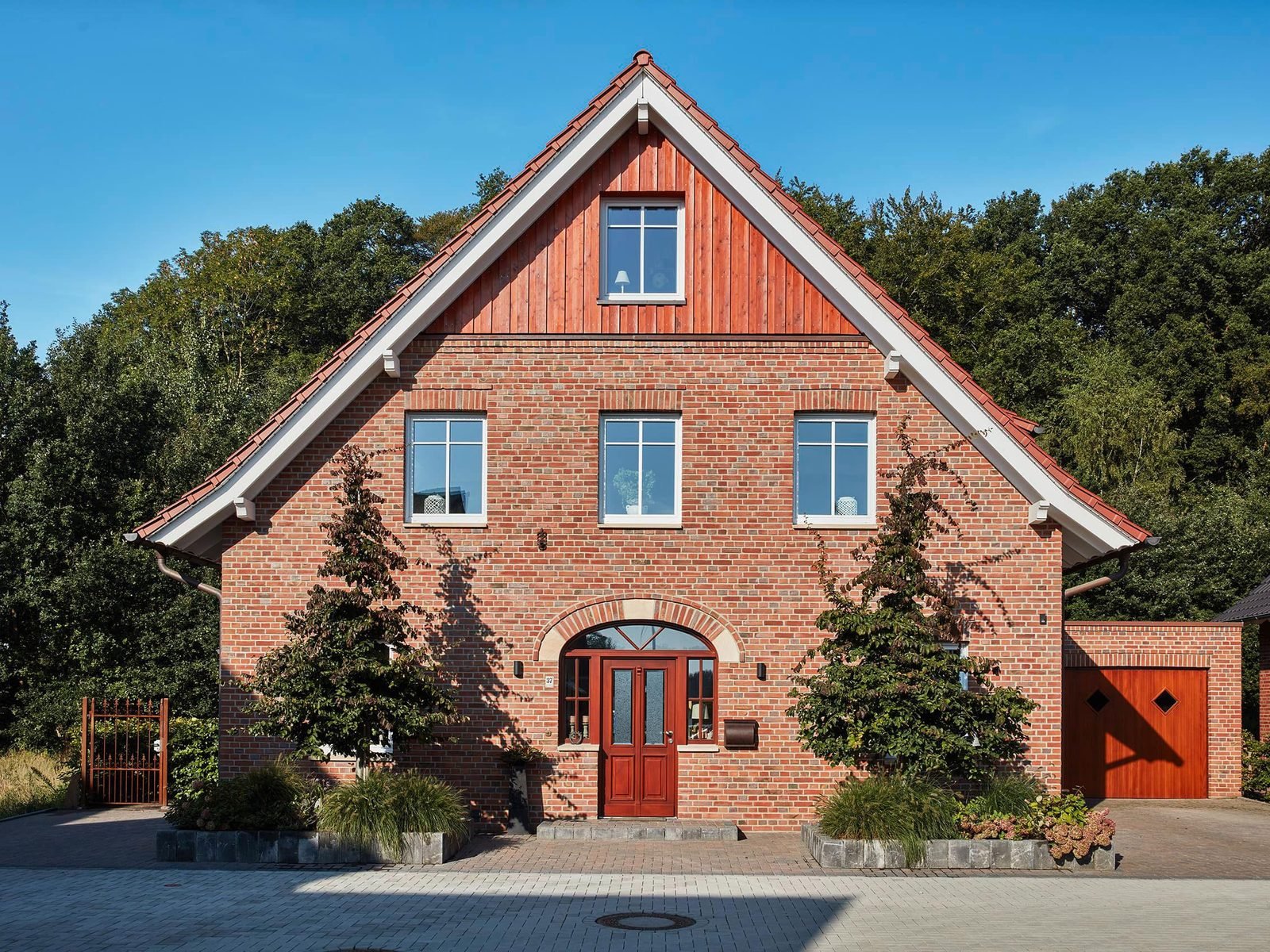 Maison à pignon en brique et bardage bois