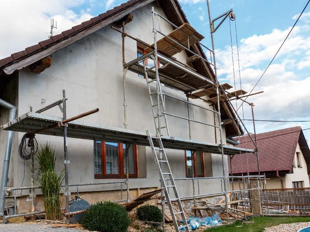 Maison à pignon sous échafaudage côté jardin