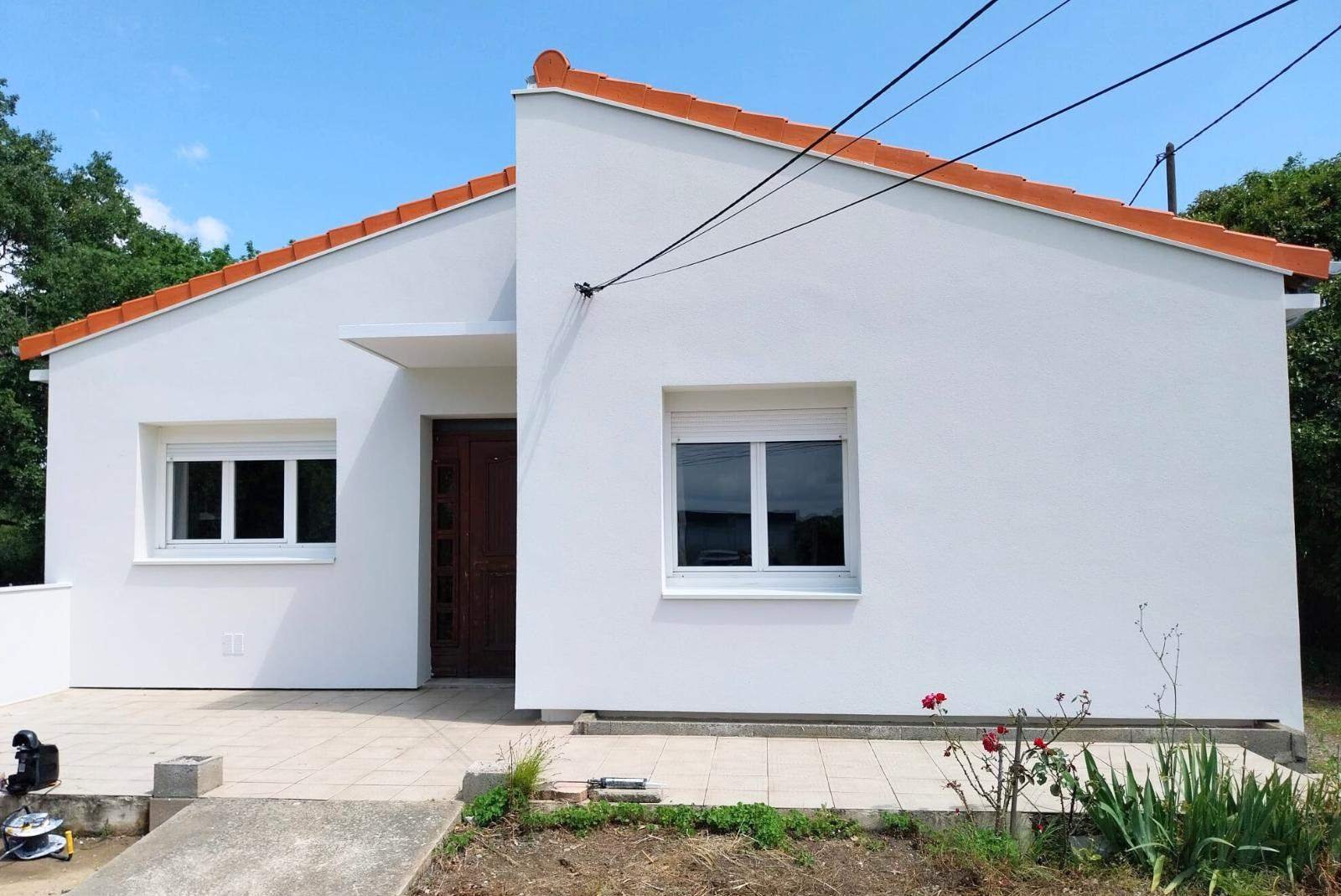 Maison de plain-pied isolée par l'extérieur, finition blanche