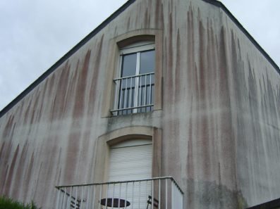 Pignon couvert de coulures avant nettoyage