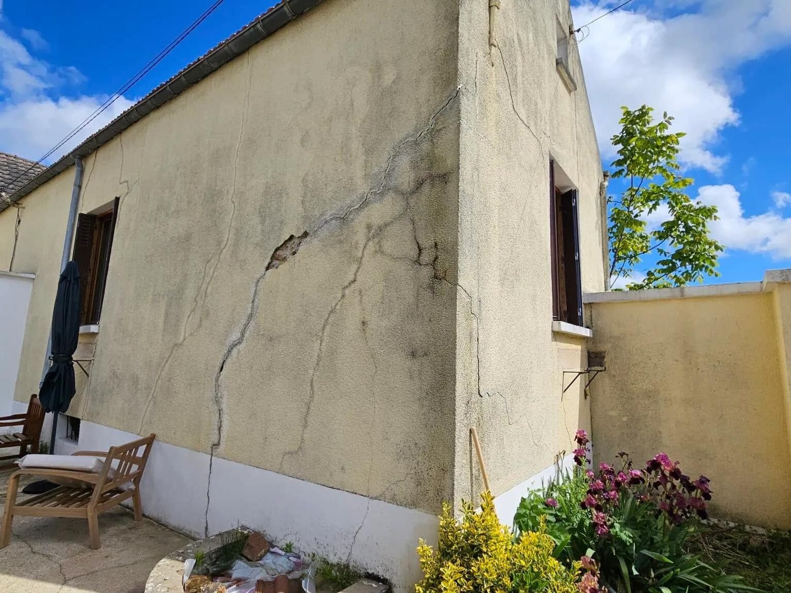Fissure en biais sur un pignon enduit