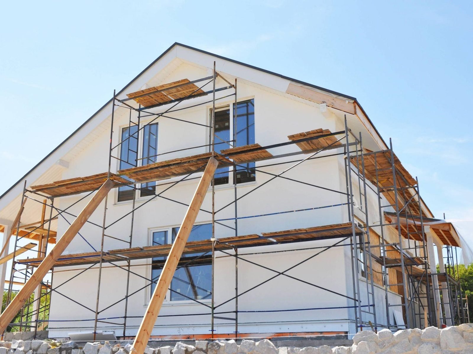 Pignon sous échafaudage, enduit en cours de finition