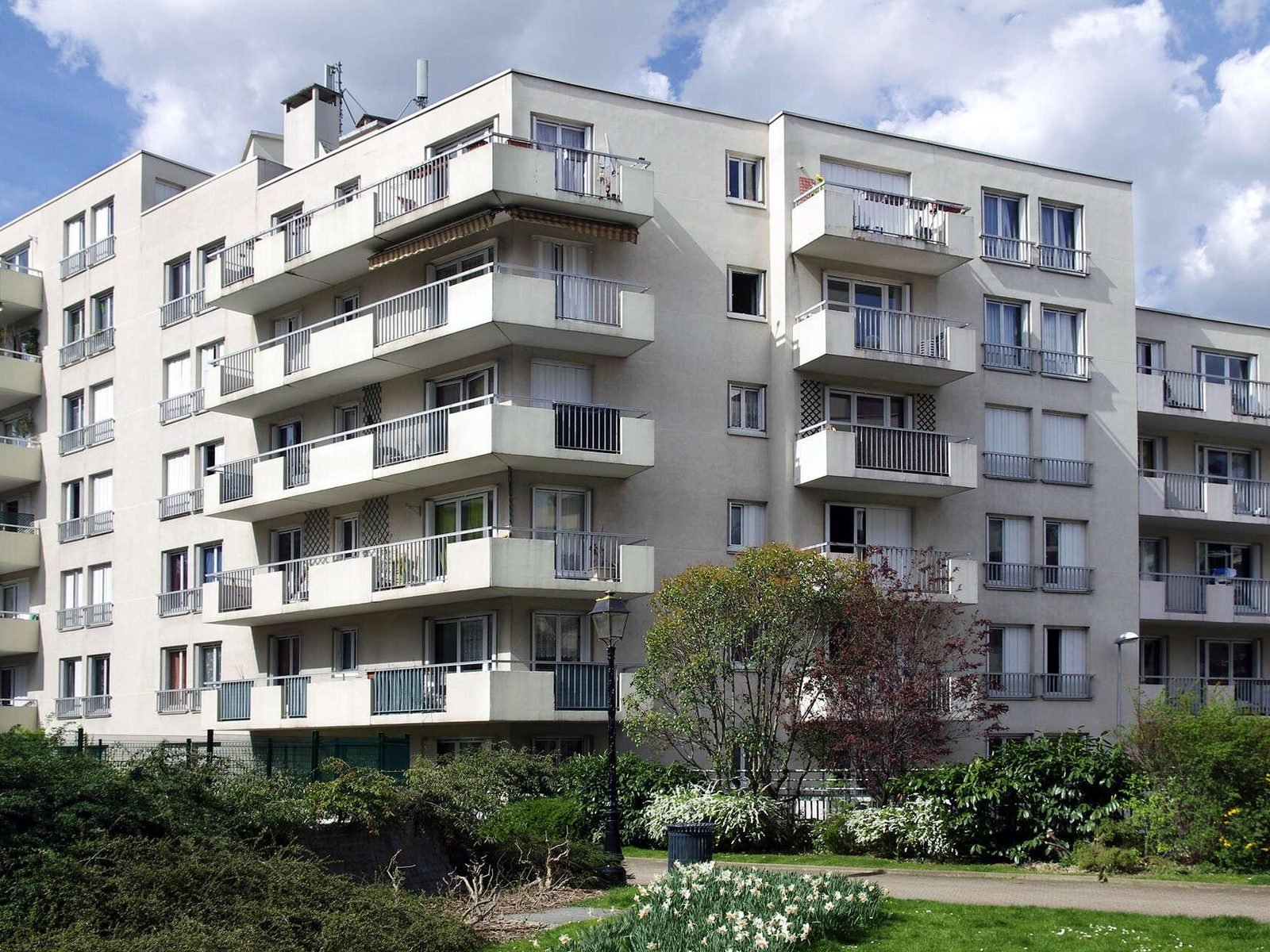 Résidence à balcons aux façades claires