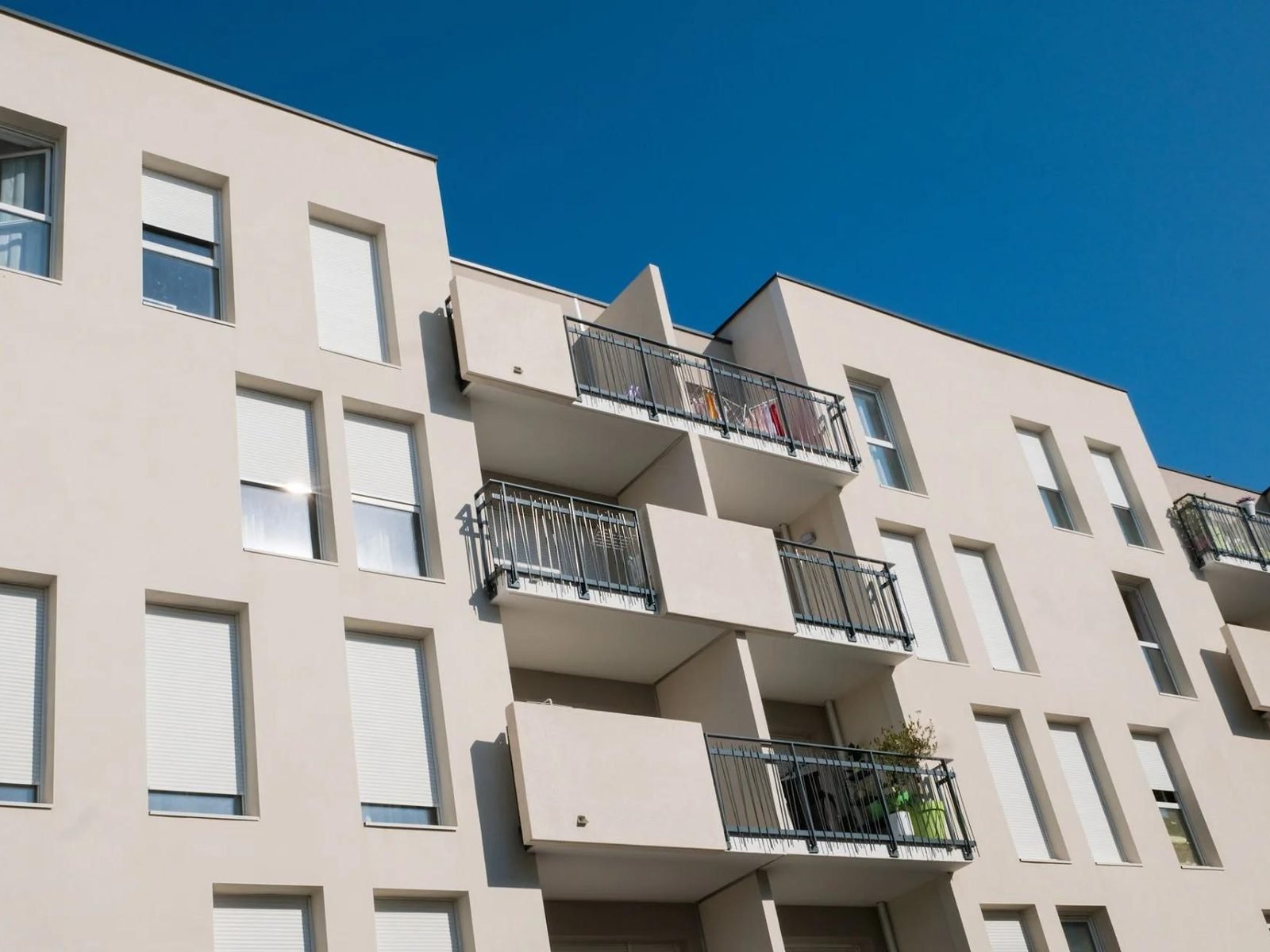 Résidence contemporaine aux façades beiges