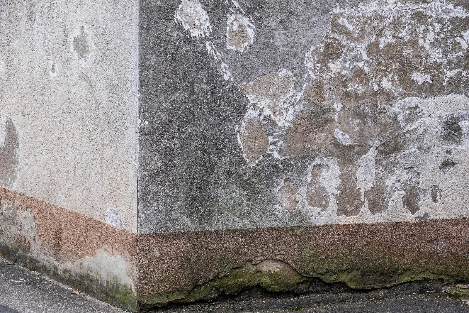 Taches d'humidité en bas de mur