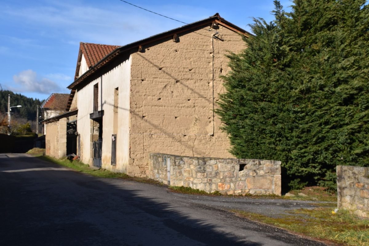 Bâtiment en pisé au bord d'une route