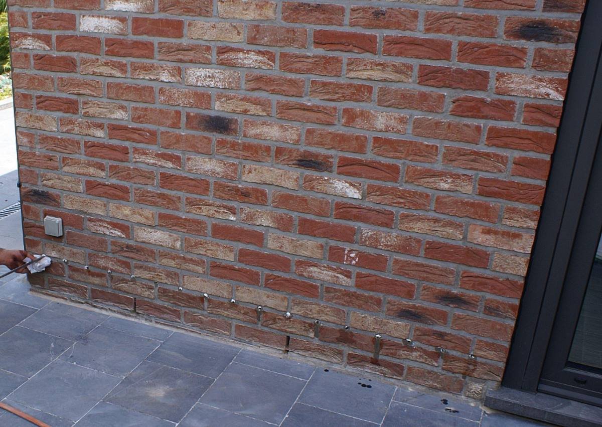 Bouchons d'injection dans un mur en brique