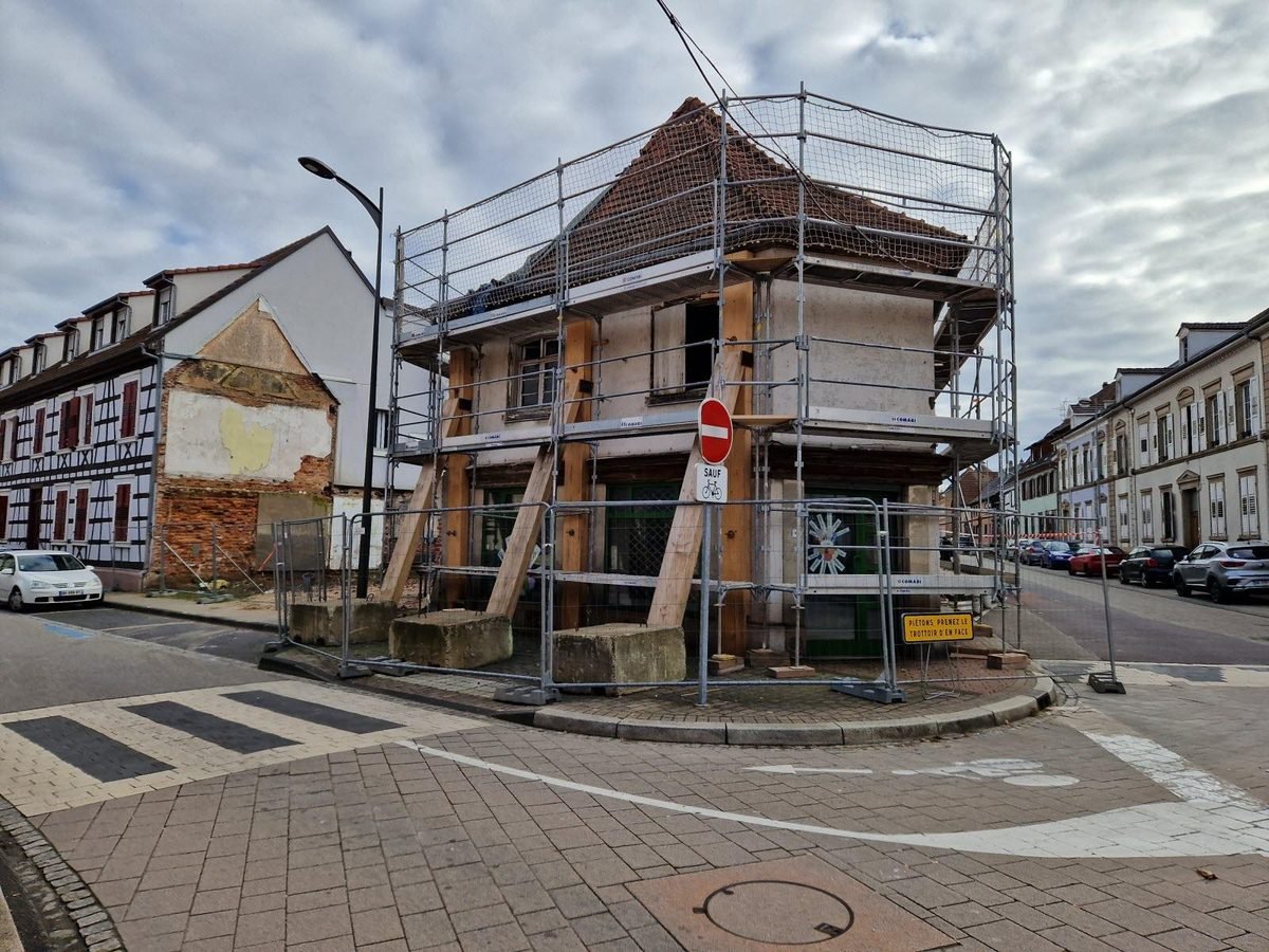 Échafaudage à l'angle d'une rue