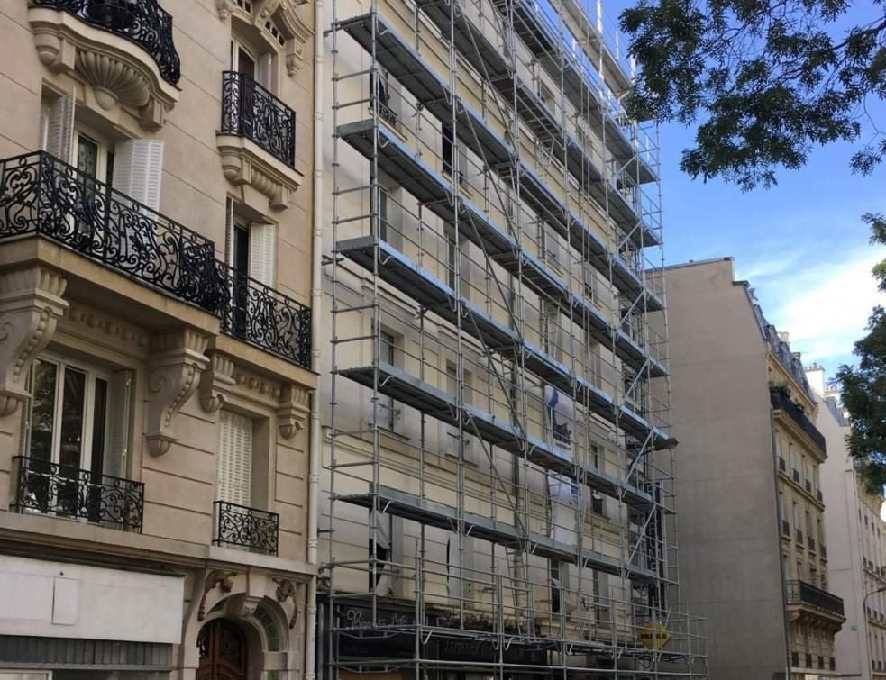 Échafaudage sur un immeuble ancien en centre-ville