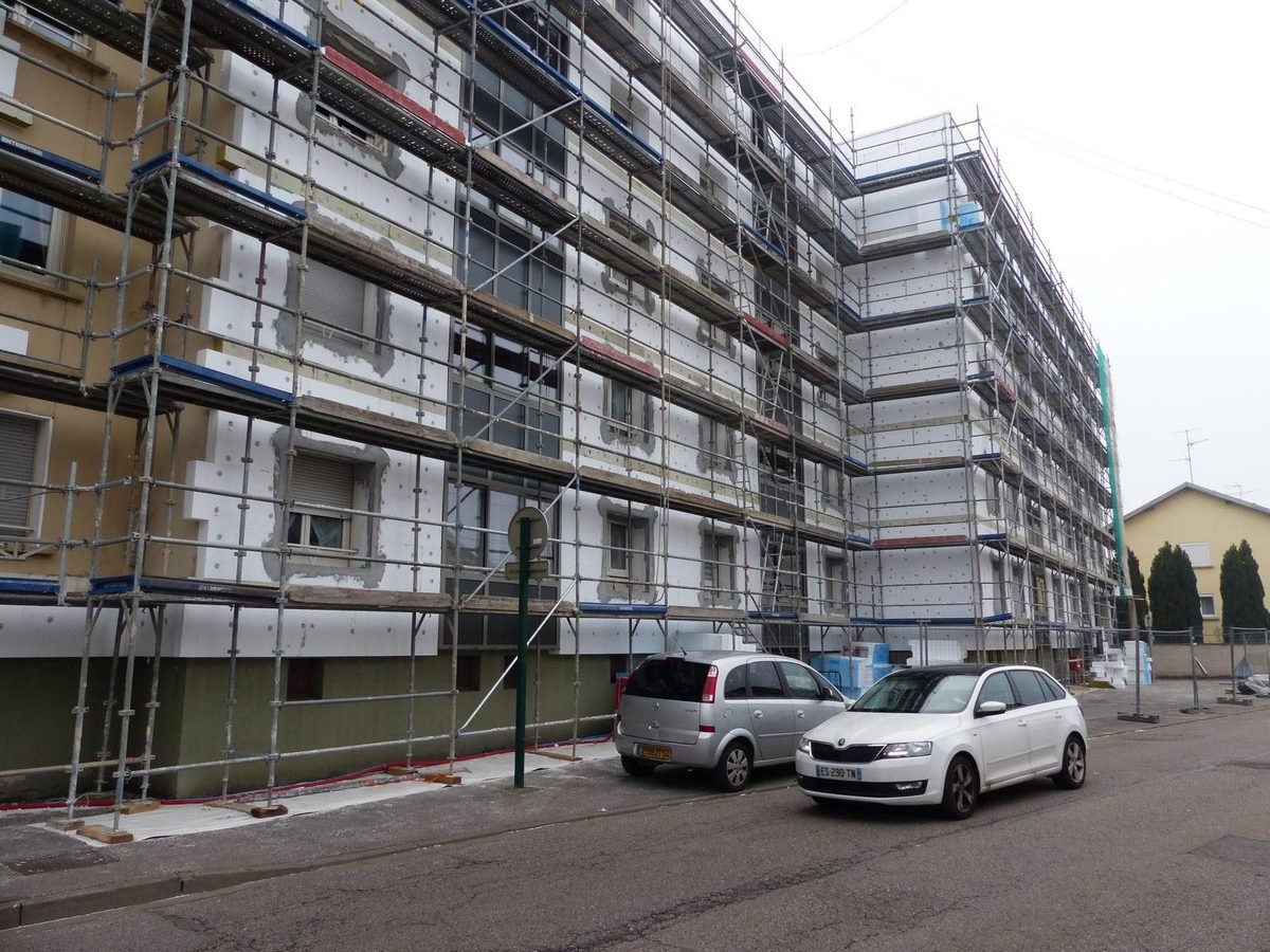 Échafaudage le long d'un immeuble sur rue