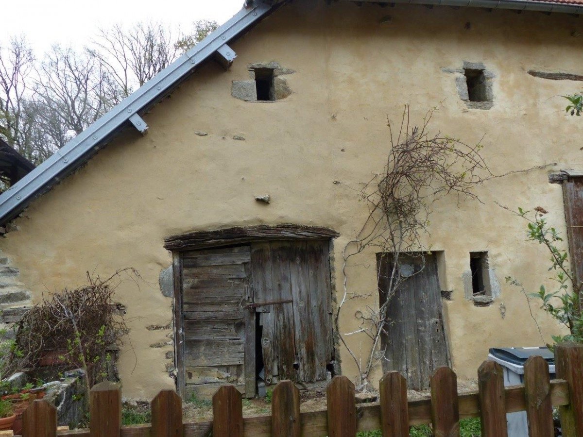 Enduit ancien autour d'une porte de grange
