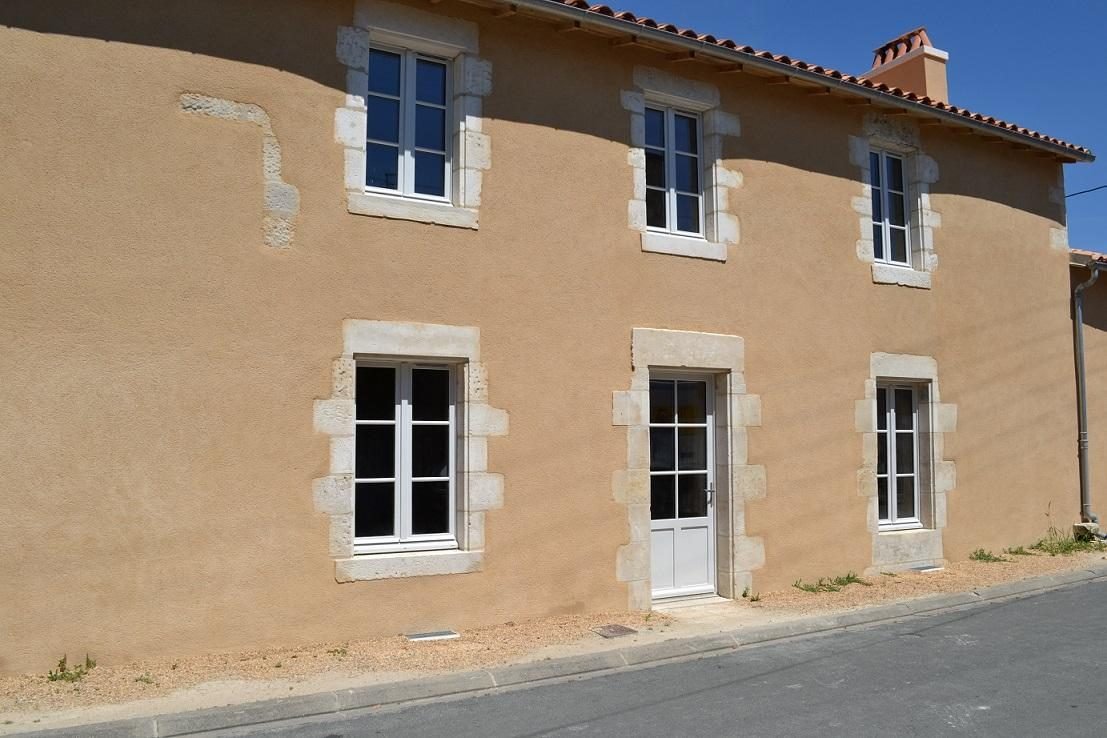 Façade badigeonnée aux encadrements en pierre