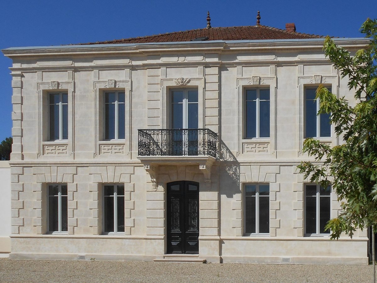 Façade en pierre de taille à balcon