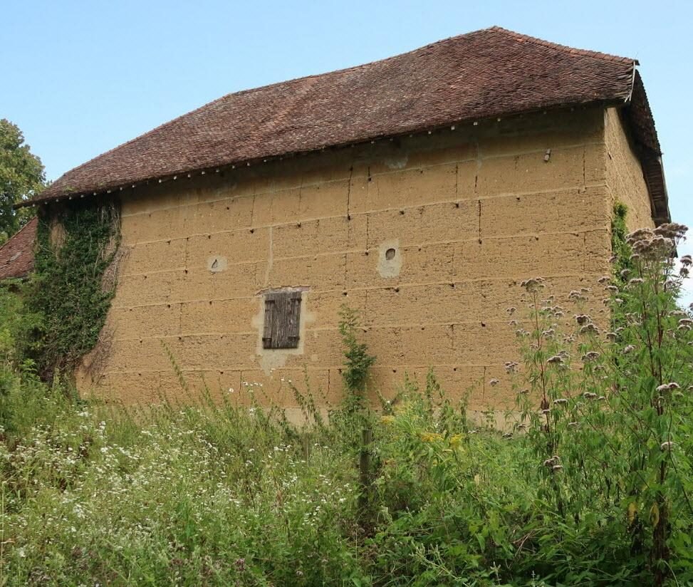 Grange en pisé au bas de mur abîmé
