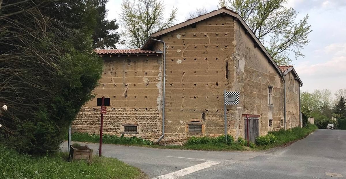 Grange en pisé aux murs nus