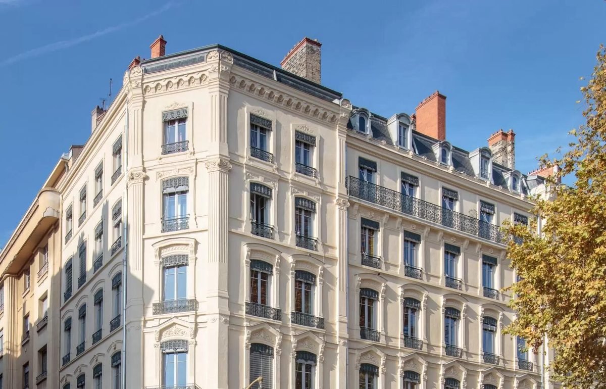Immeuble ancien à la façade claire restaurée