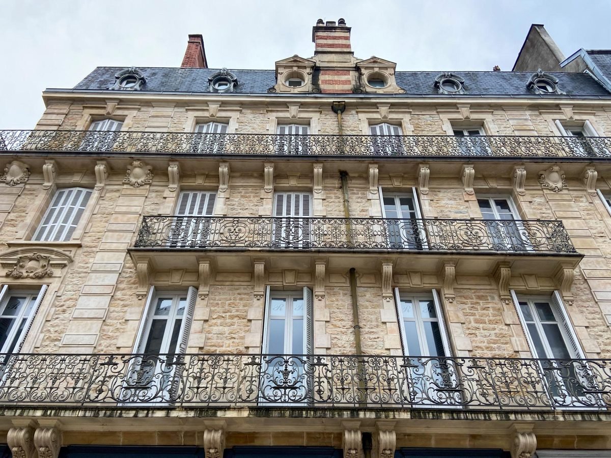 Immeuble ancien en pierre de taille et ferronneries