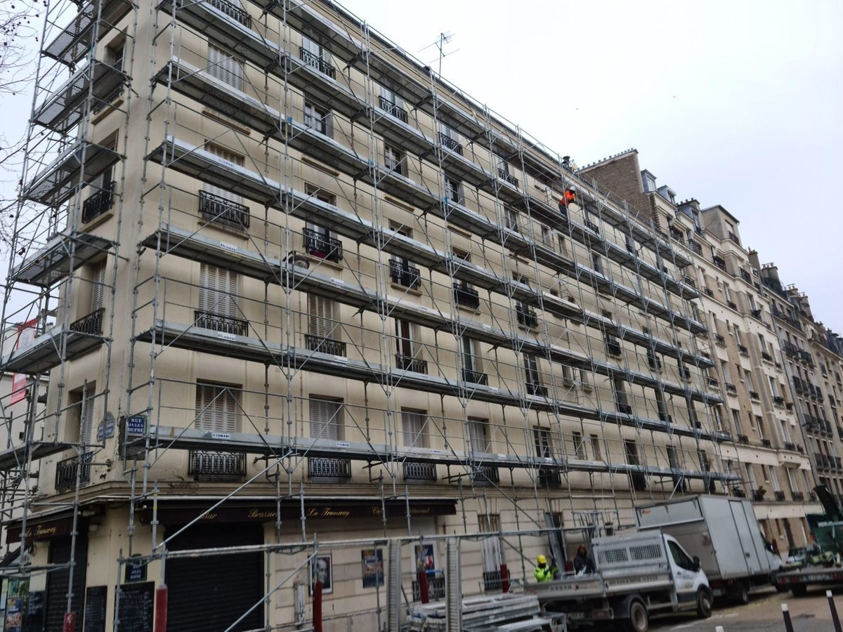Immeuble sous échafaudage pendant le ravalement