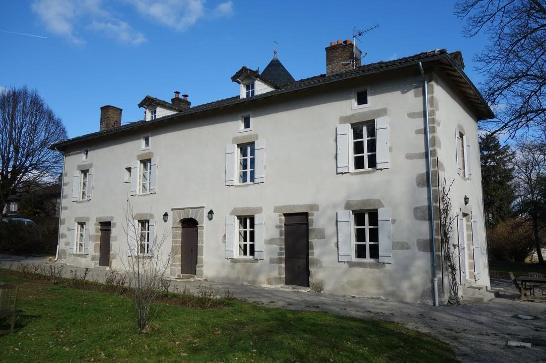 Longue maison badigeonnée de blanc
