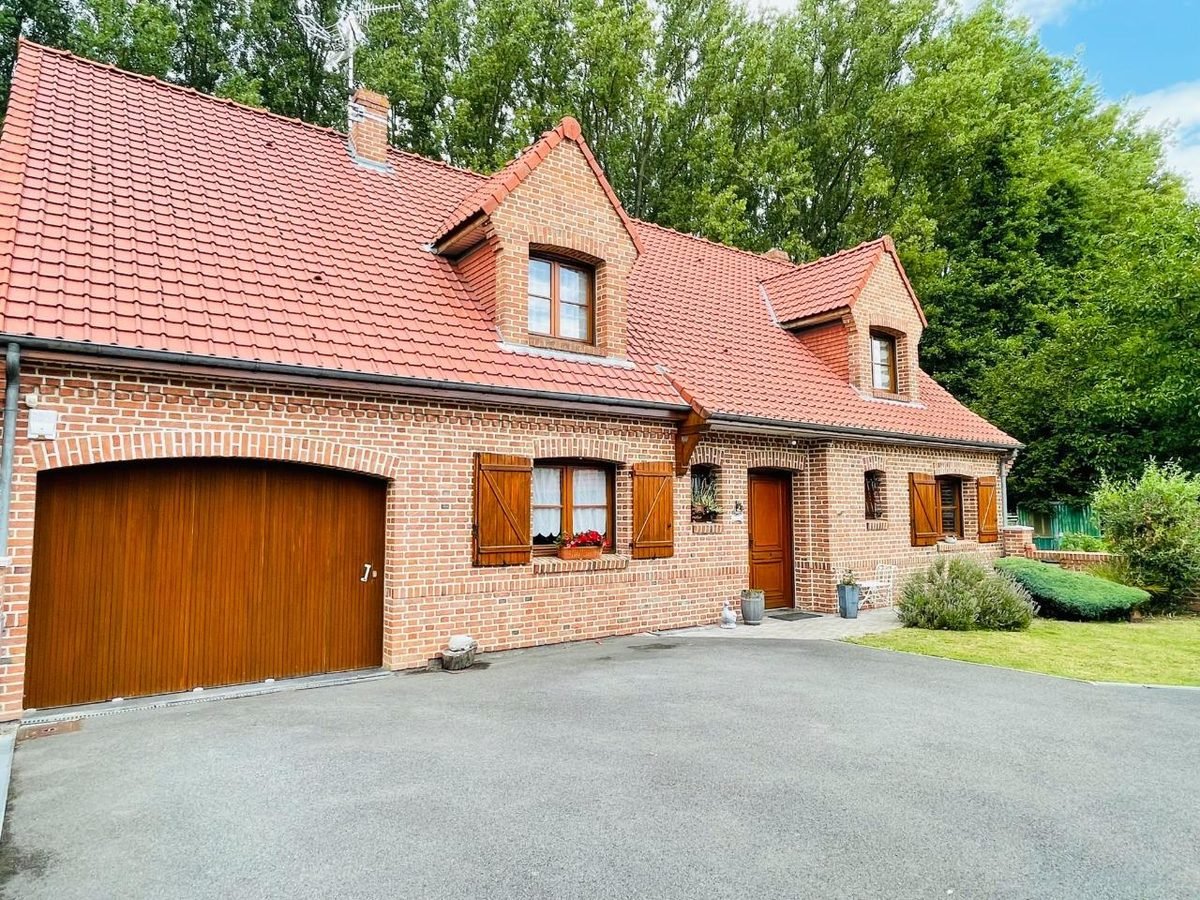Longue maison en brique aux volets de bois