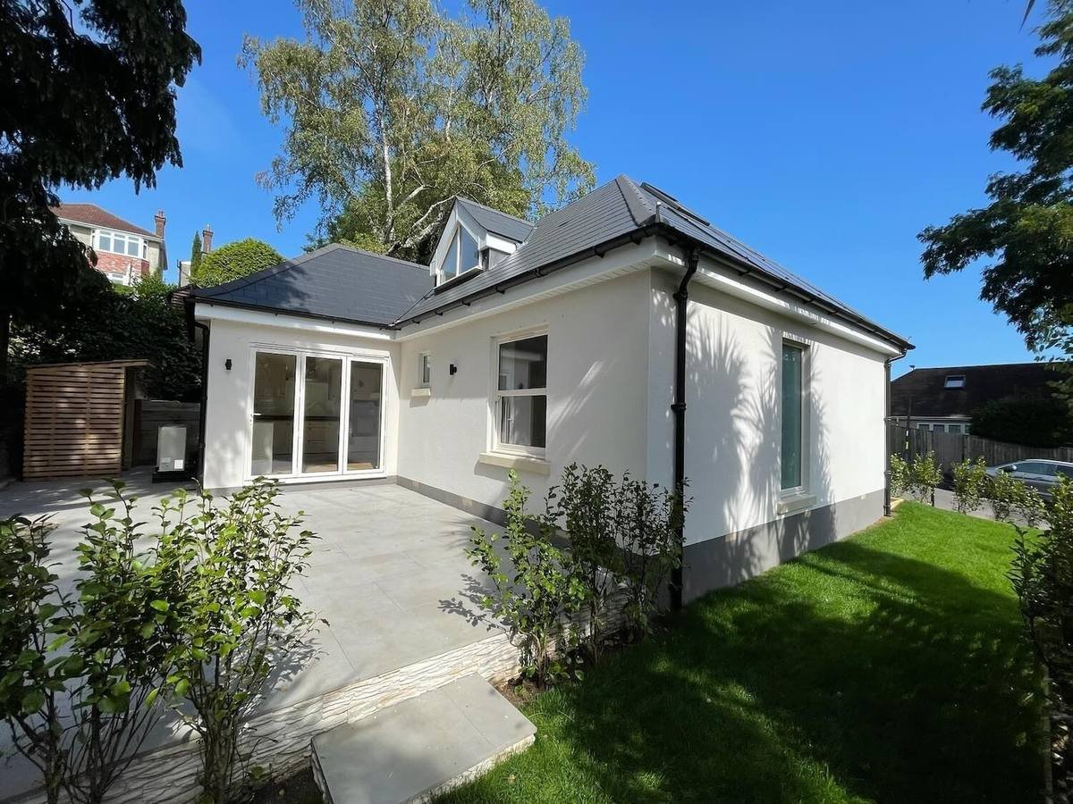 Maison blanche avec terrasse, façade refaite