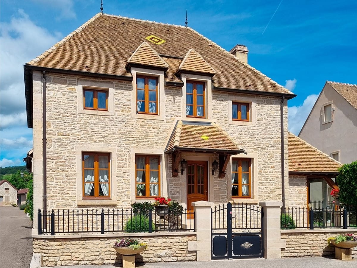 Maison bourgeoise en pierre, encadrements en pierre de taille