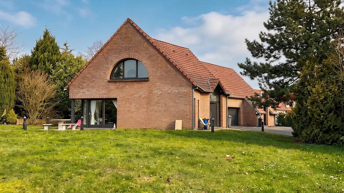 Maison en brique dans un jardin