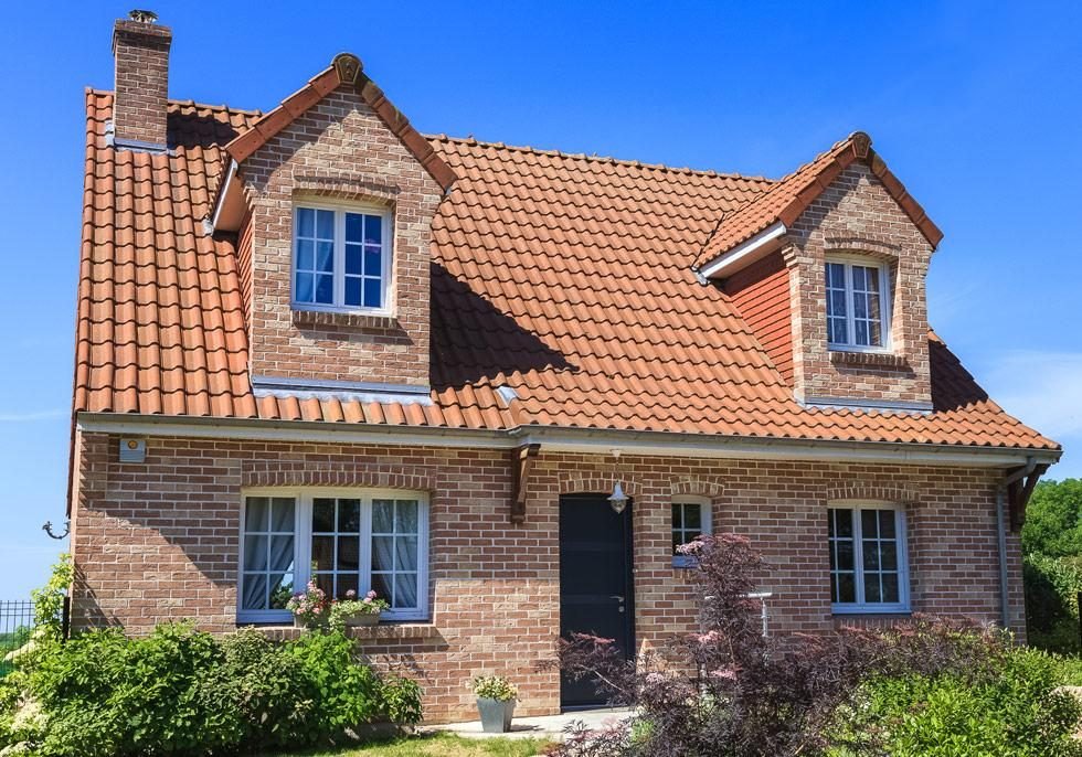 Maison en brique à lucarnes