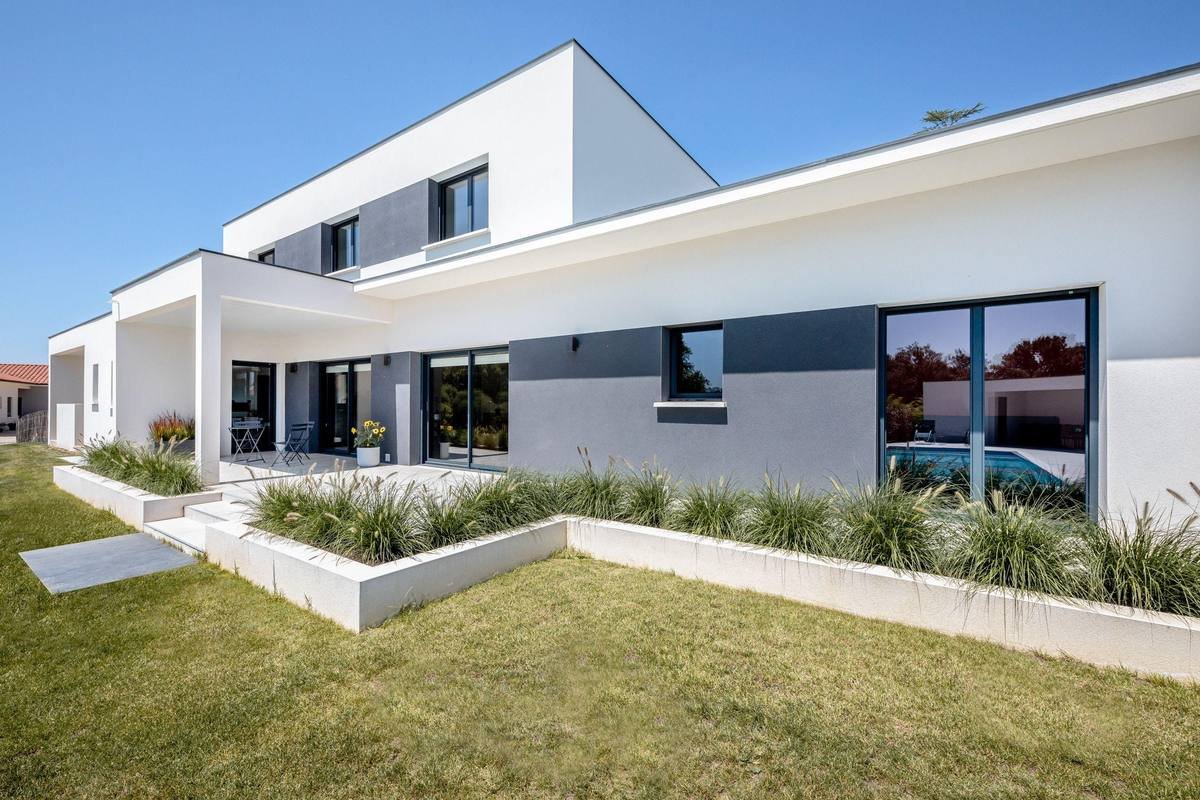 Maison contemporaine repeinte en blanc et gris