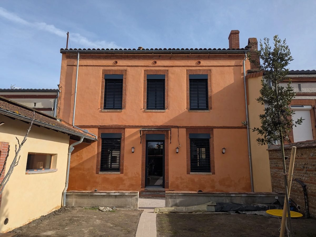 Maison de ville en enduit à la chaux orangé