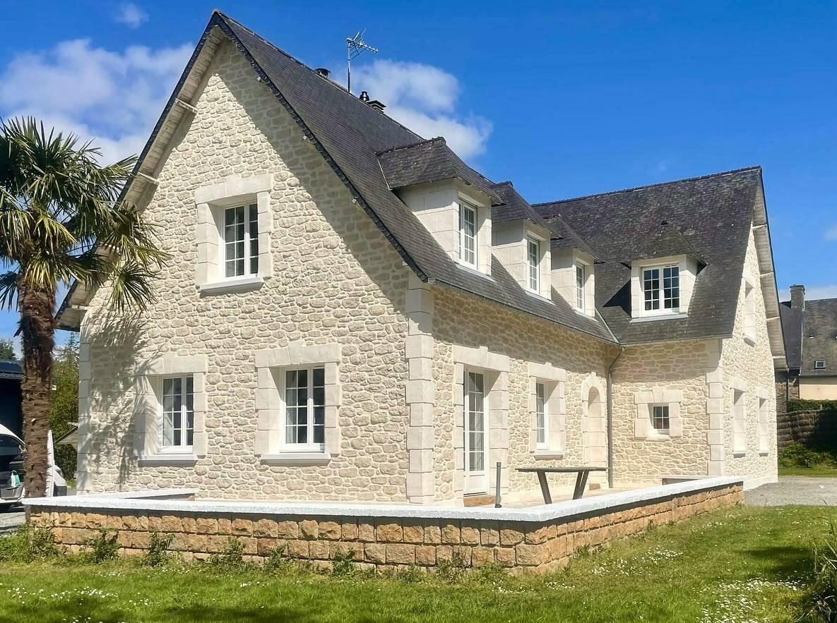 Maison en enduit imitation pierre de taille