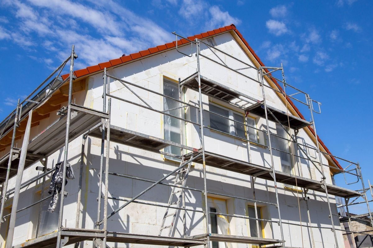 Isolation par l'extérieur d'une maison sous échafaudage