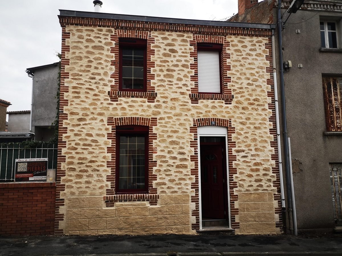 Maison en moellons de pierre aux encadrements de brique