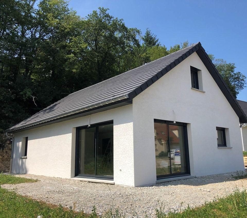 Maison récente à pignon enduit